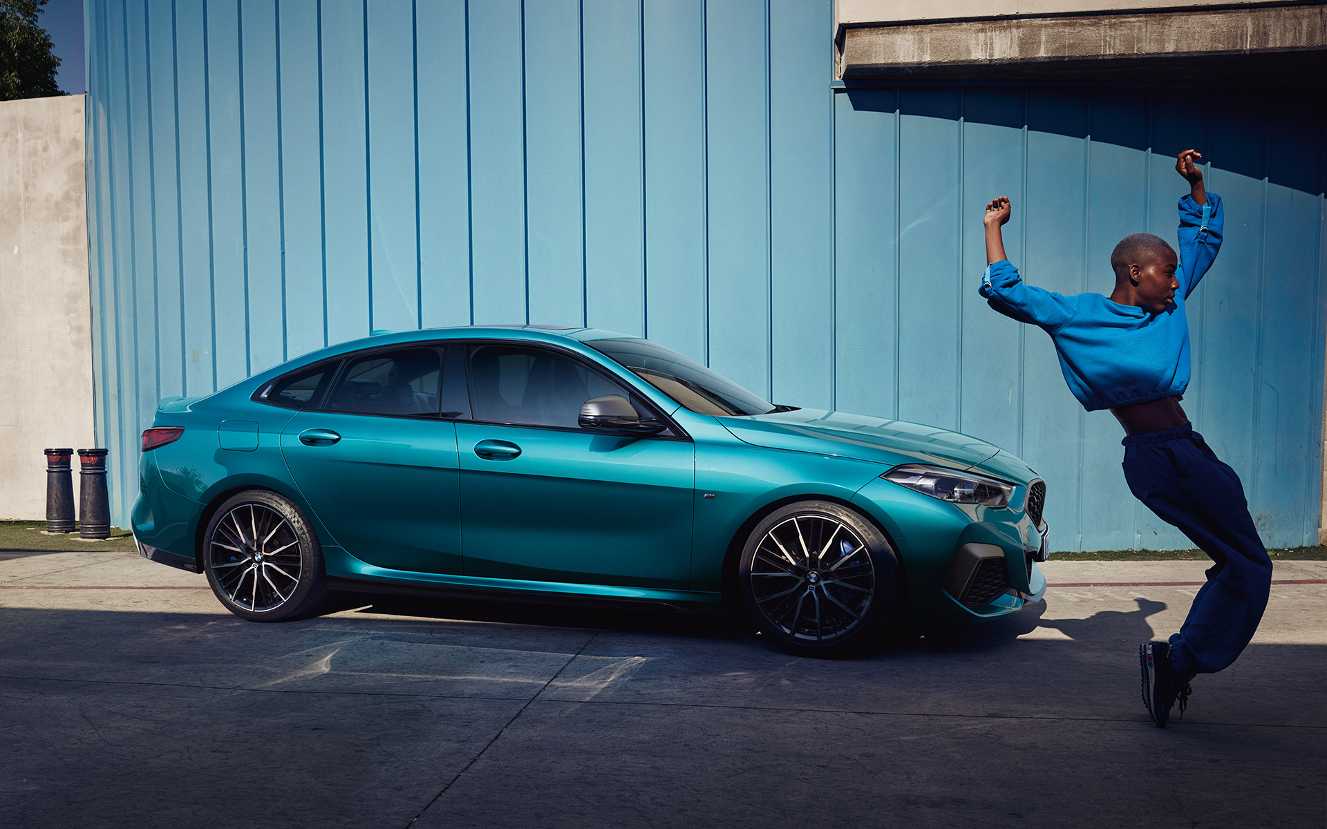 魅力的なクーペ・シルエット BMW 2シリーズ グラン クーペ F44 スナッパー・ロック・ブルー・メタリック サイド・ビュー