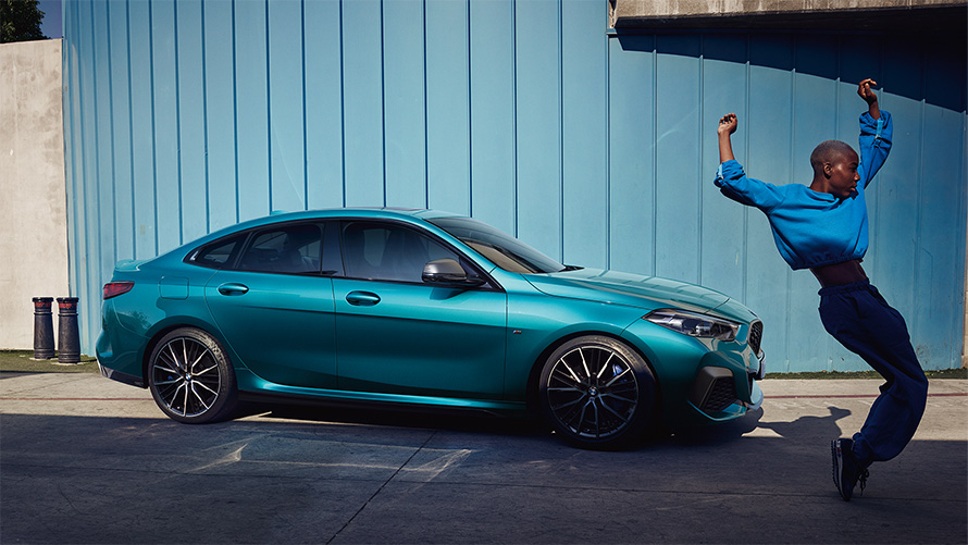 魅力的なクーペ・シルエット BMW 2シリーズ グラン クーペ F44 スナッパー・ロック・ブルー・メタリック サイド・ビュー