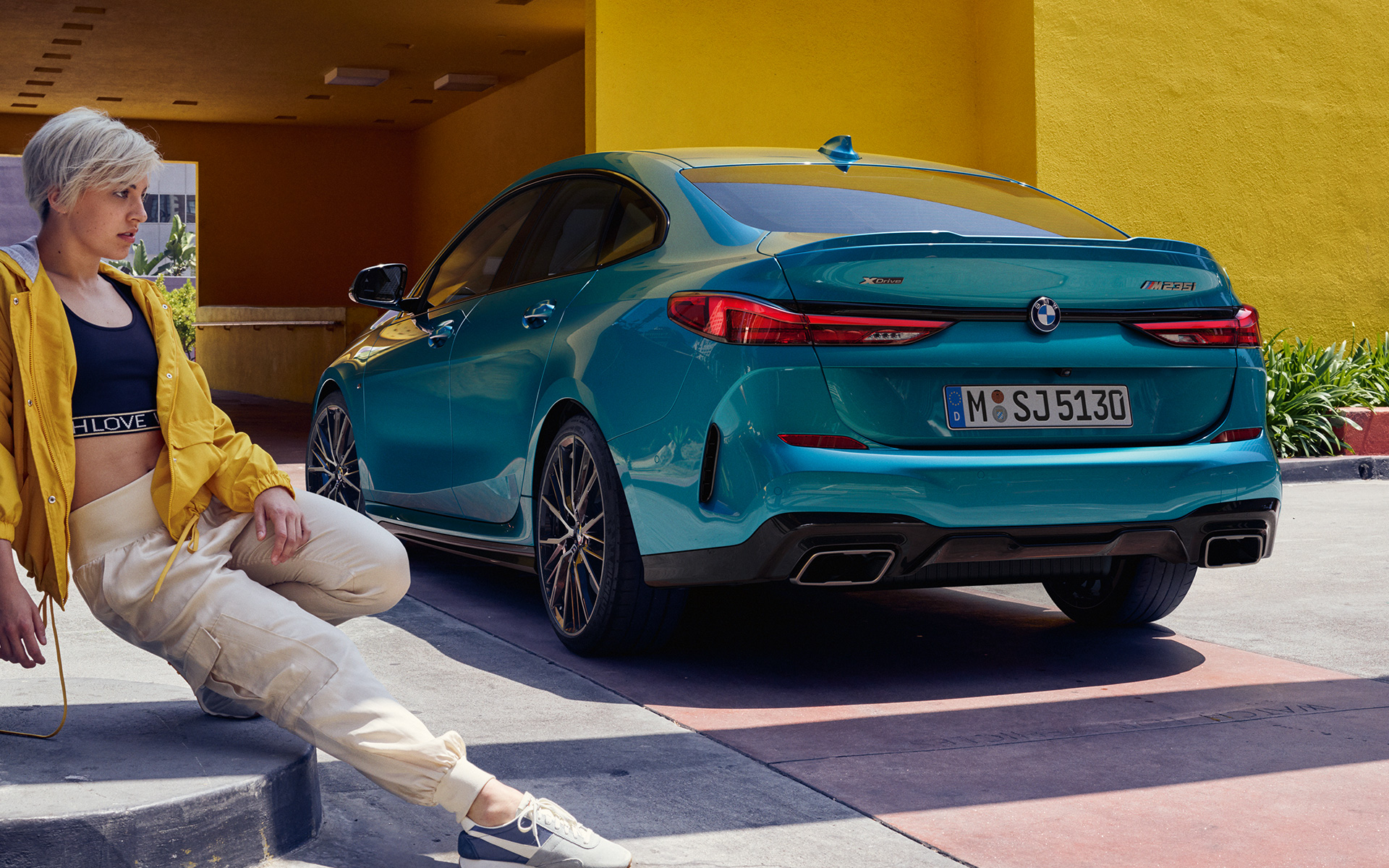 力強いリヤ BMW 2シリーズ グラン クーペ F44 スナッパー・ロック・ブルー・メタリック 斜めからのサイド・ビュー