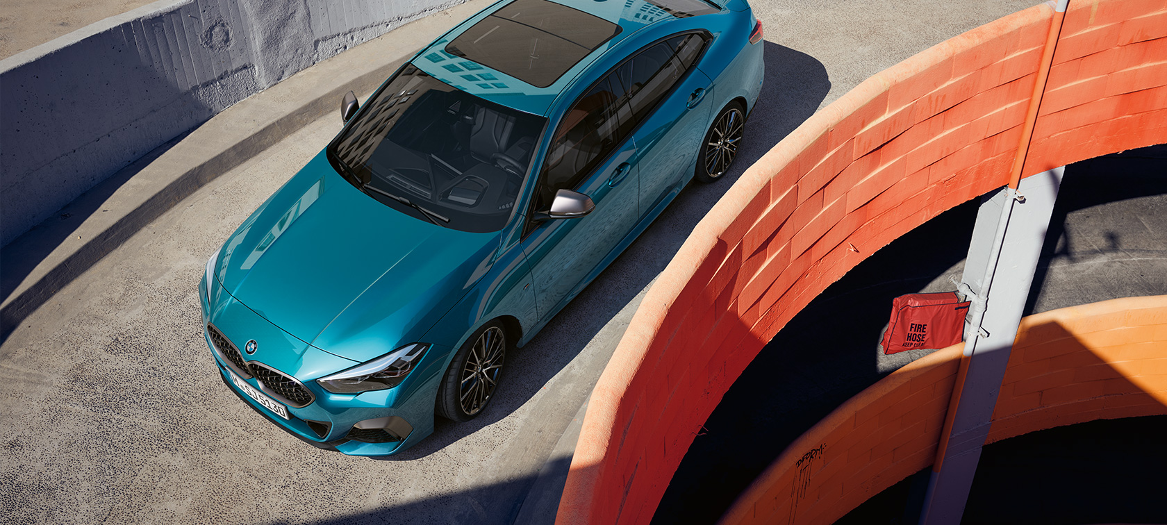 BMW 2シリーズ グラン クーペ F44 上から見た斜めからのフロント・ビュー BMW 2シリーズ グラン クーペ F44 スナッパー・ロック・ブルー・メタリック 屋根の上から見た斜めからのフロント・ビュー