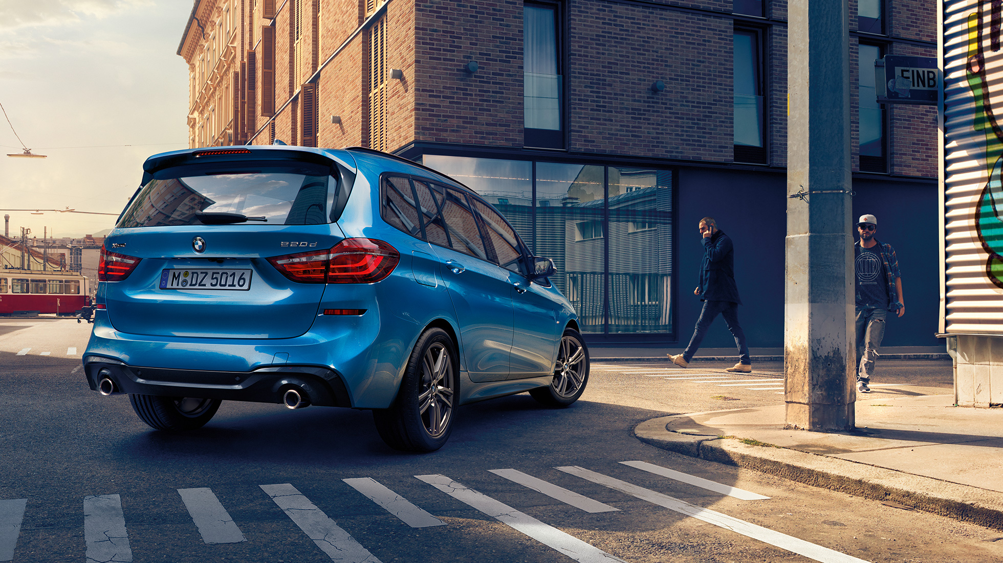 エクステリア BMW 2シリーズ グラン ツアラー エクステリア BMW 2シリーズ グラン ツアラー220d xDrive F46 2018 エストリル・ブルー・メタリック 斜めからのリヤ・ビュー 繁華街走行中
