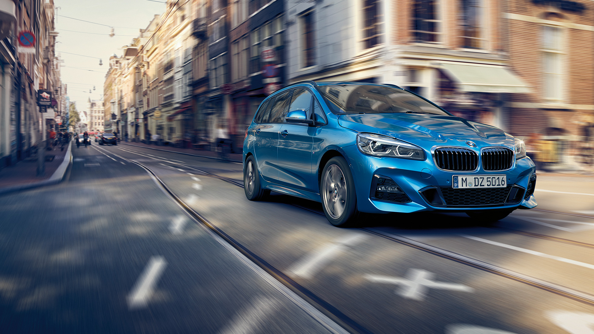 ドライビング・ダイナミクス BMW 2シリーズ グラン ツアラー ドライビング・ダイナミクス BMW 2シリーズ グラン ツアラーF46 2018 エストリル・ブルー・メタリック 斜めからのフロント・ビュー 繁華街走行中