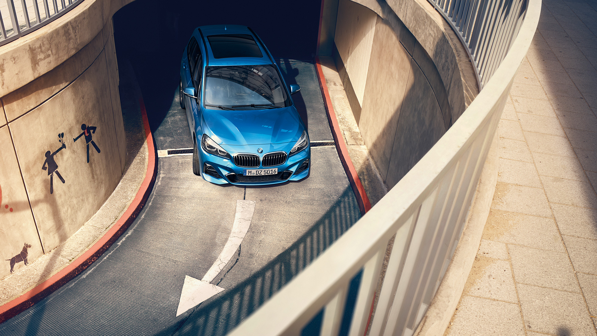 BMW 2シリーズ グラン ツアラー 立体駐車場 BMW 2シリーズ グラン ツアラーF46 2018 エストリル・ブルー・メタリック 上空からのビュー 立体駐車場走行中