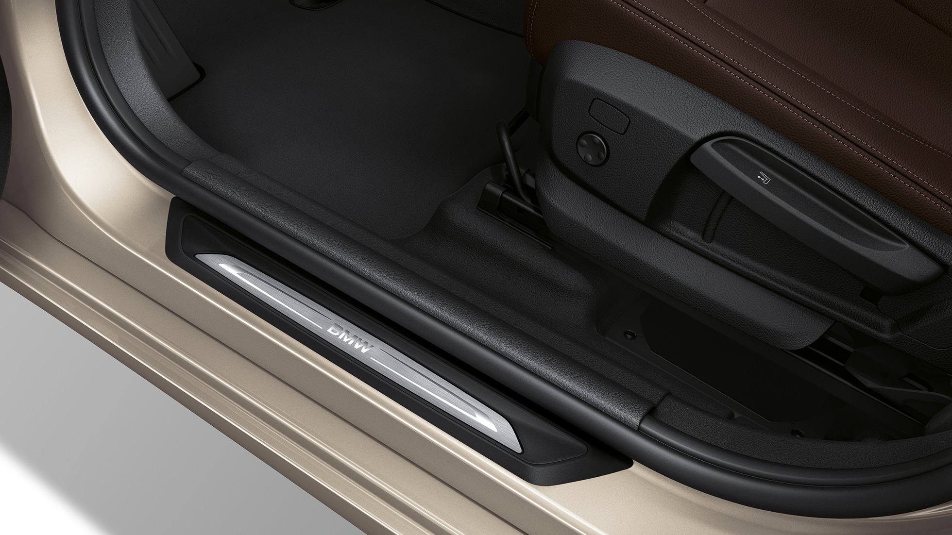ドア・シル・プレート BMW 2 SUVシリーズ グラン ツアラーLuxury ドア・シル・プレート BMW 2 SUVシリーズ グラン ツアラー218d xDrive Luxury F46 2018 フカロ・ベージュ・メタリック クローズ・アップ・ビュー