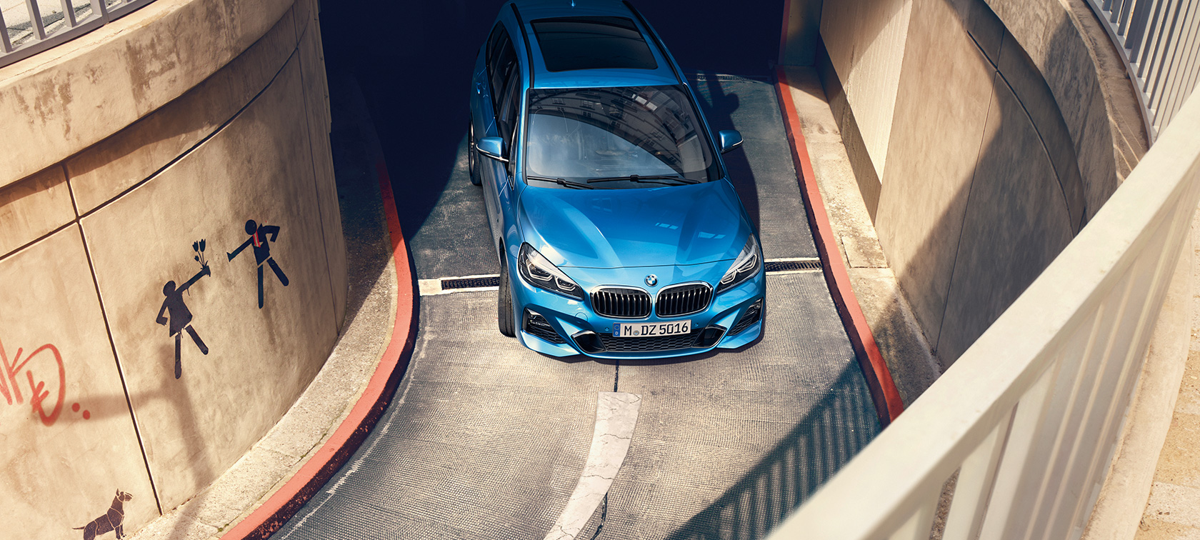 BMW 2 SUVシリーズ グラン ツアラー 立体駐車場 BMW 2 SUVシリーズ グラン ツアラーF46 エストリル・ブルー・メタリック 上空からのビュー 立体駐車場走行中