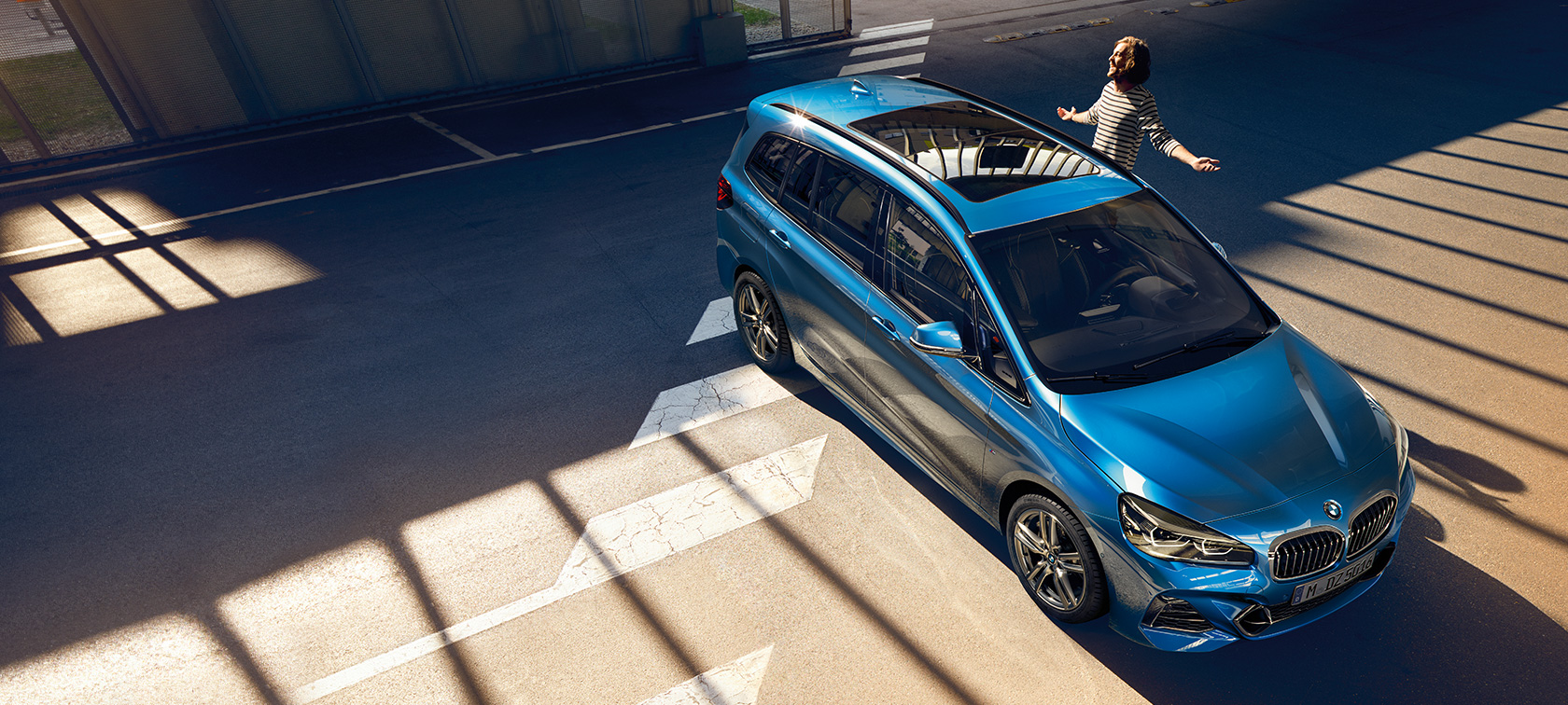 ファミリーとBMW 2 SUVシリーズ グラン ツアラー BMW 2 SUVシリーズ グラン ツアラーの 脇に立つファミリーF46 2018 エストリル・ブルー・メタリック