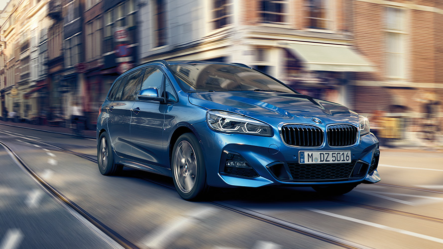 BMW 2 シリーズ グラン ツアラー、F46 斜めからのフロント・ビュー ストリートを走行中 BMW 2 シリーズ グラン ツアラー、F46 斜めからのフロント・ビュー ストリートを走行中