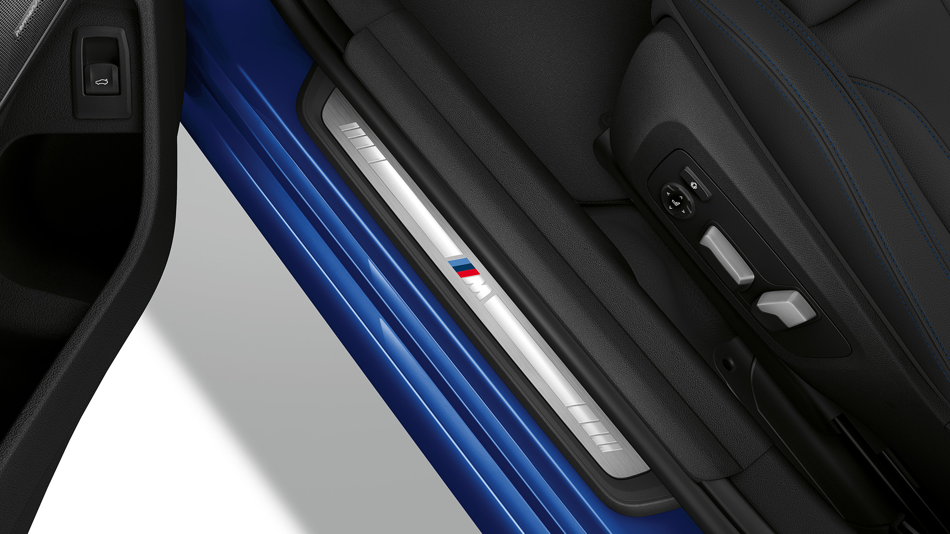 BMW 3シリーズ セダン M Sport、ドア・シル。 BMW 3シリーズ セダン M Sport、ドア・シル・ビュー。