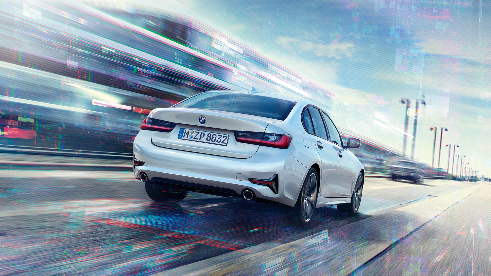 BMW 330eのリヤ・ビュー。 BMW 330eの走行シーン。