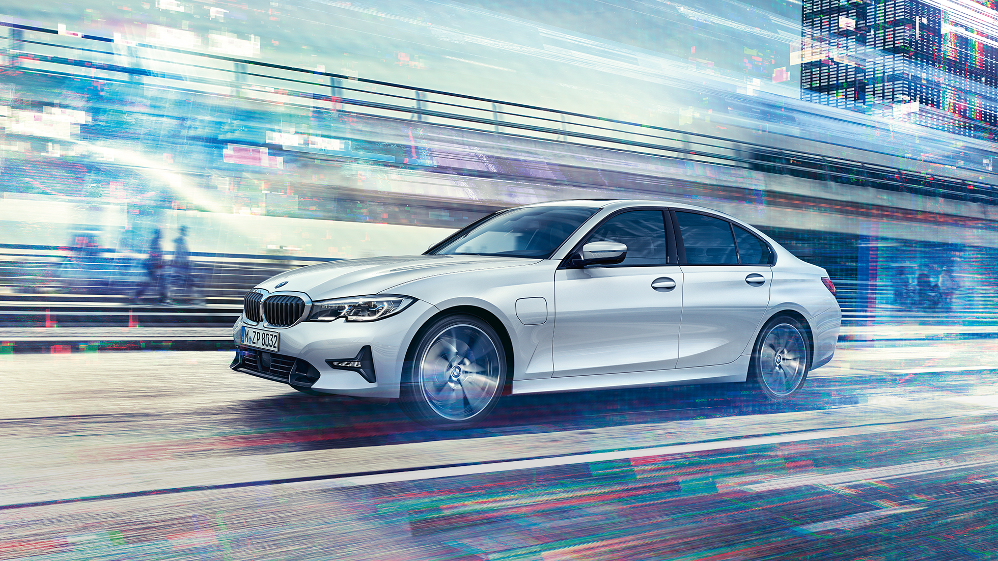 走行中のBMW 330eサイド・ビュー。 都市を背景に駆けぬけるBMW 330eのサイド・ビュー。