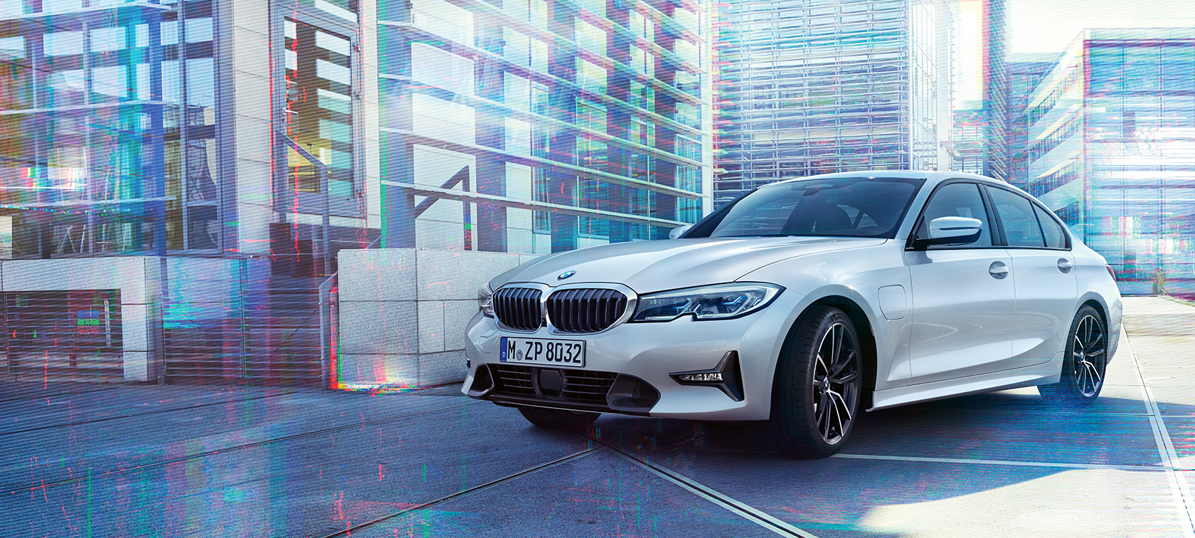 BMW 3シリーズ セダン330e 都市を背景にしたBMW 3シリーズ セダン 330e、スリークォーター・フロント・ビュー。