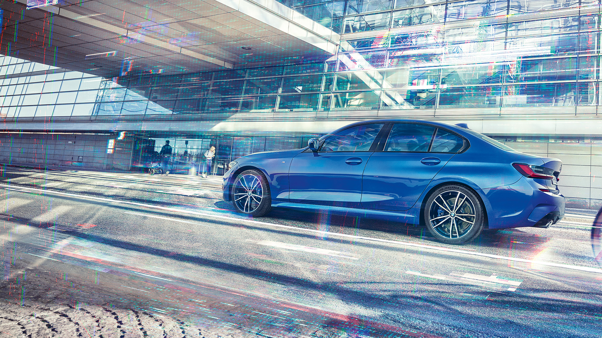 BMW 3 シリーズ セダン、サイドビュー G20 日中にガラス張りのビルの前で撮影されたBMW 3 シリーズ セダンの側面からの静止写真。G20