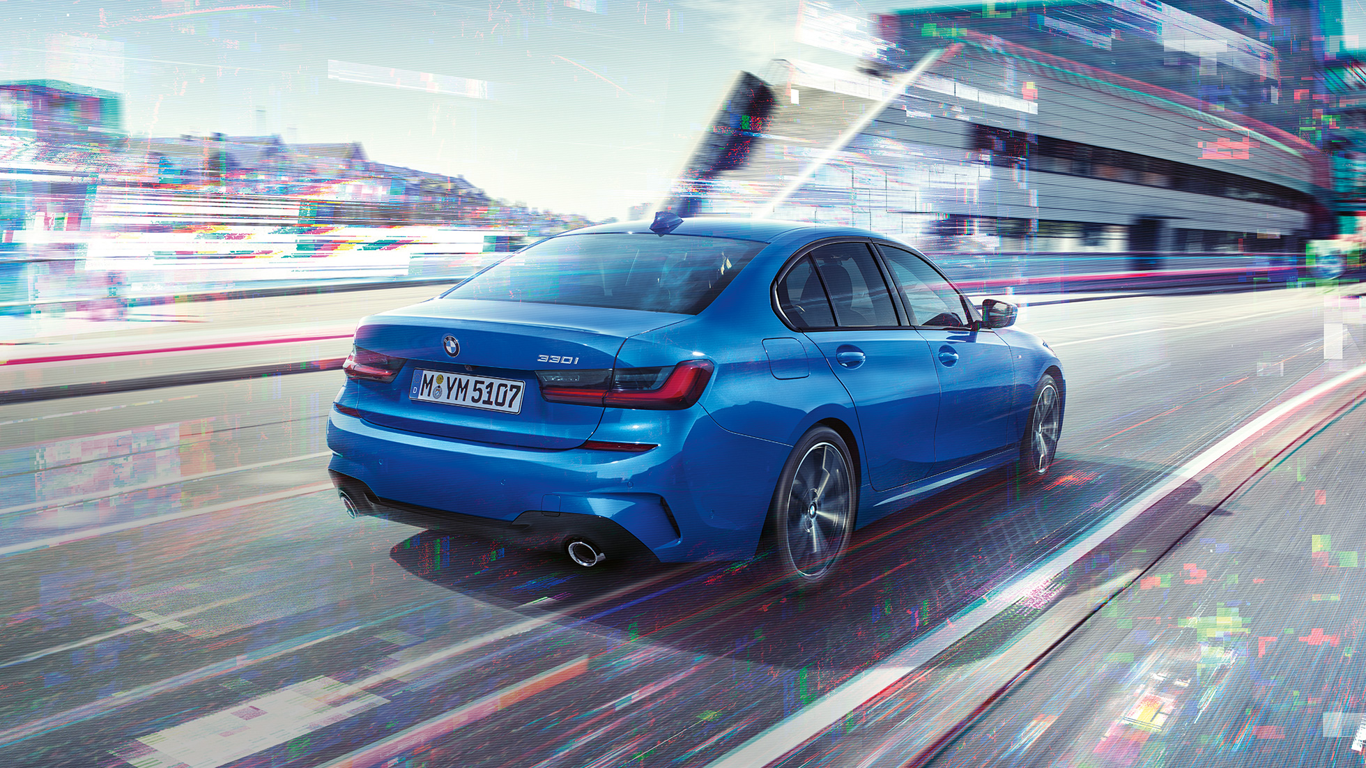 BMW 3 シリーズ セダン、サイドリヤショット G20 日中に都市部の前で撮影されたBMW 3 シリーズ セダンの斜め後方からのリヤショット。G20
