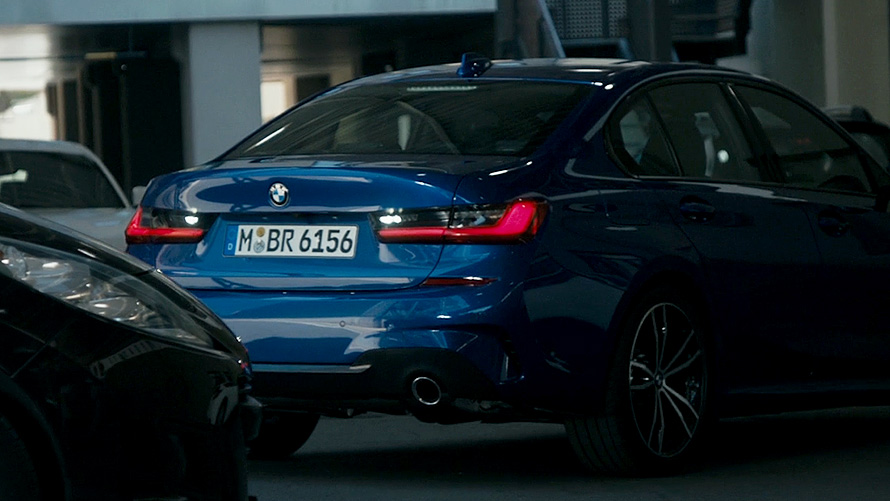 BMW 3シリーズ セダン(G20)、リバース・アシスト。 リバース・アシスト搭載BMW 3シリーズ セダン(G20)のコックピット・ディスプレイ、クローズアップ。