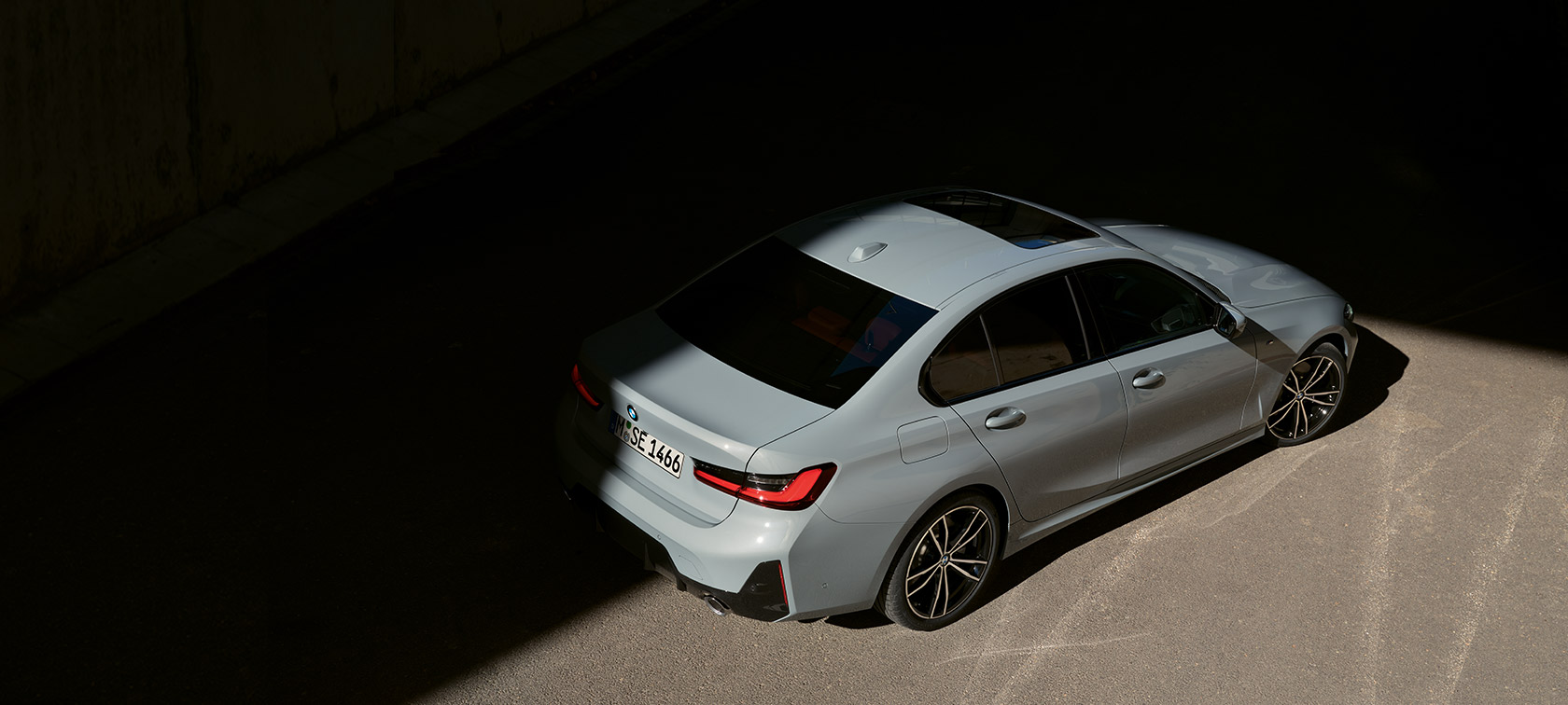 BMW 3シリーズ セダン LCI G20 ブルックリン・グレー 斜めからのリヤ・ビュー 停車中 俯瞰図 BMW 3シリーズ セダン LCI G20 斜めからのリヤ・ビュー 停車中 俯瞰図