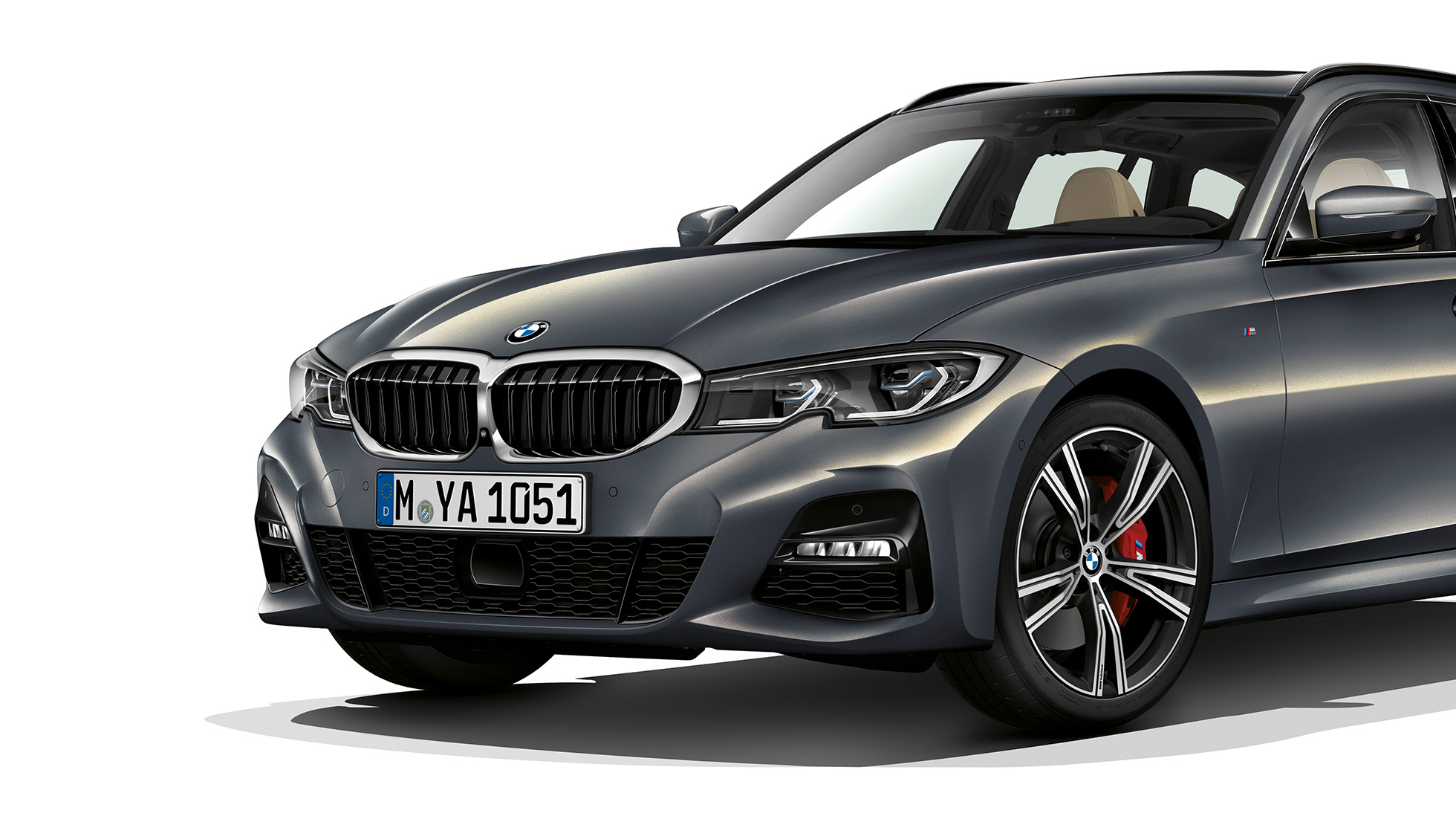 斜め前から写したM Sport モデル G21 BMW 3 シリーズ ツーリング、斜め前から写したM Sport モデル G21