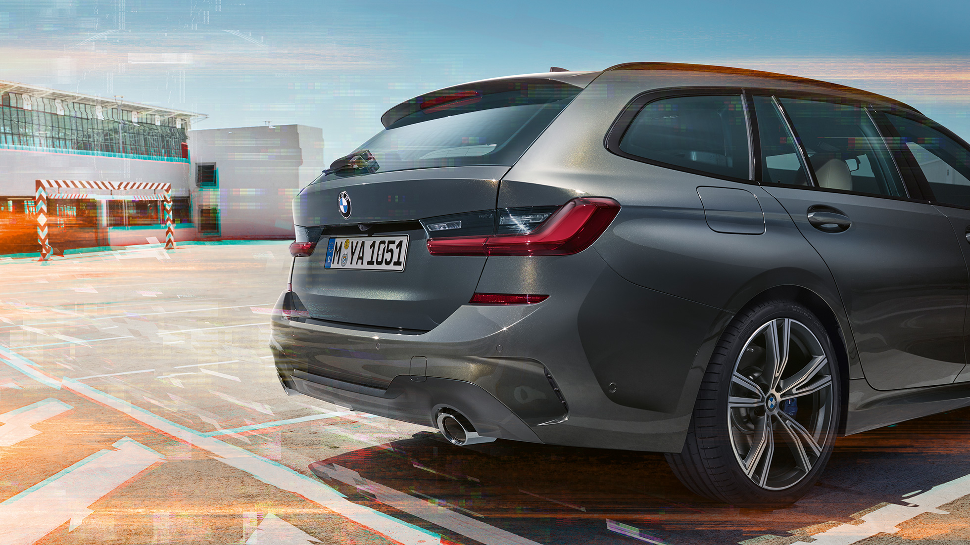 駐車場で斜め後ろから見たBMW 3 シリーズ ツーリング G21 都市部の駐車場で、斜め後ろから見たBMW 3 シリーズ ツーリング G21