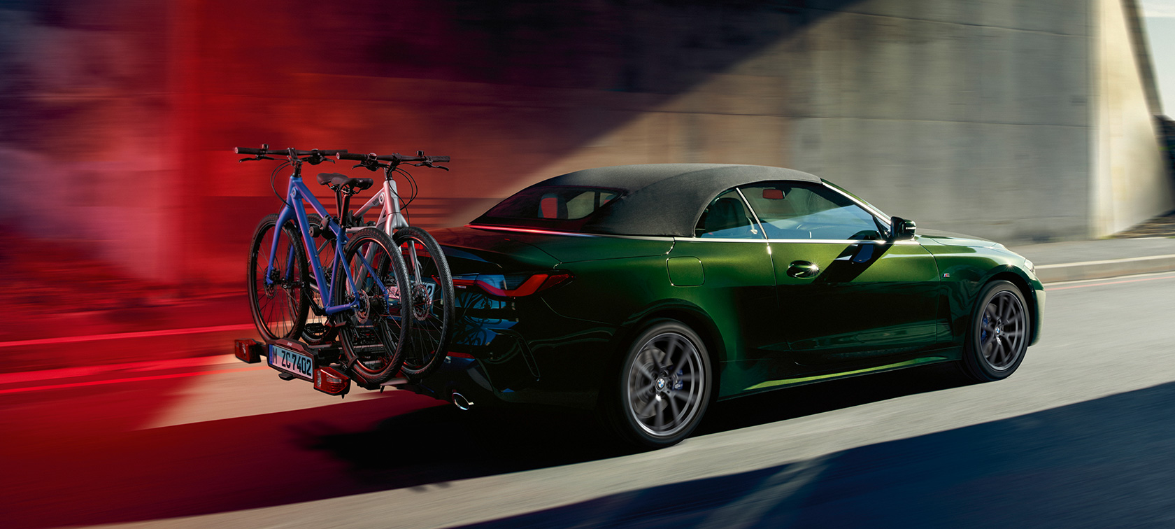 BMW リヤ・バイク・ラック Pro 2.0と斜めからのリヤ・ビュー BMW 4シリーズ カブリオレ G23 2020 BMW 4シリーズ カブリオレ G23 サンレモ・グリーン・メタリック 2020、BMW リヤ・バイク・ラック Pro 2.0と斜めからのリヤ・ビュー