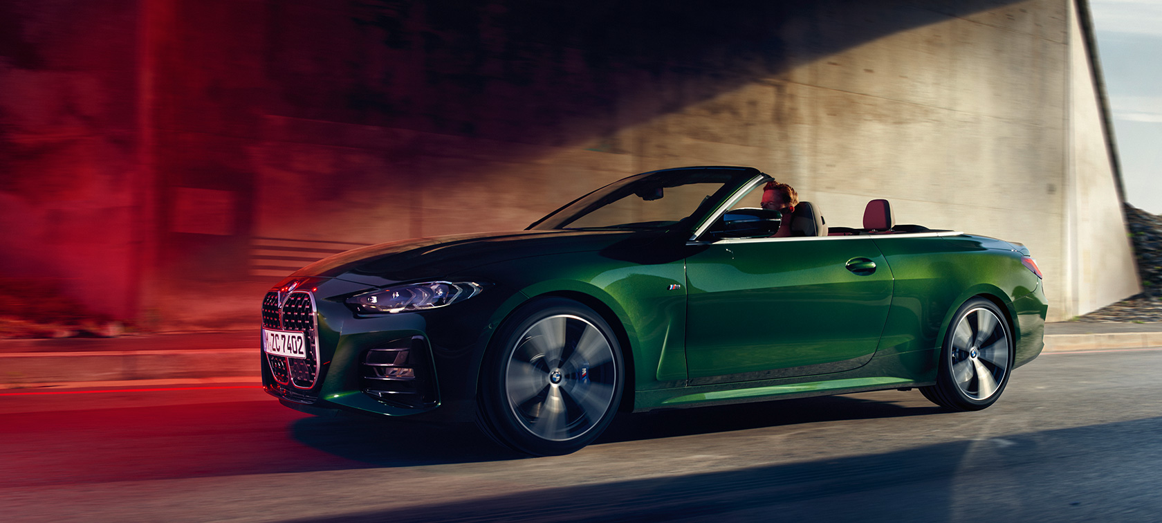斜めからのサイド・ビュー BMW 4シリーズ カブリオレ G23 2020、走行中 BMW 4シリーズ カブリオレ G23 2020 サンレモ・グリーン・メタリック、走行中の斜めからのサイド・ビュー
