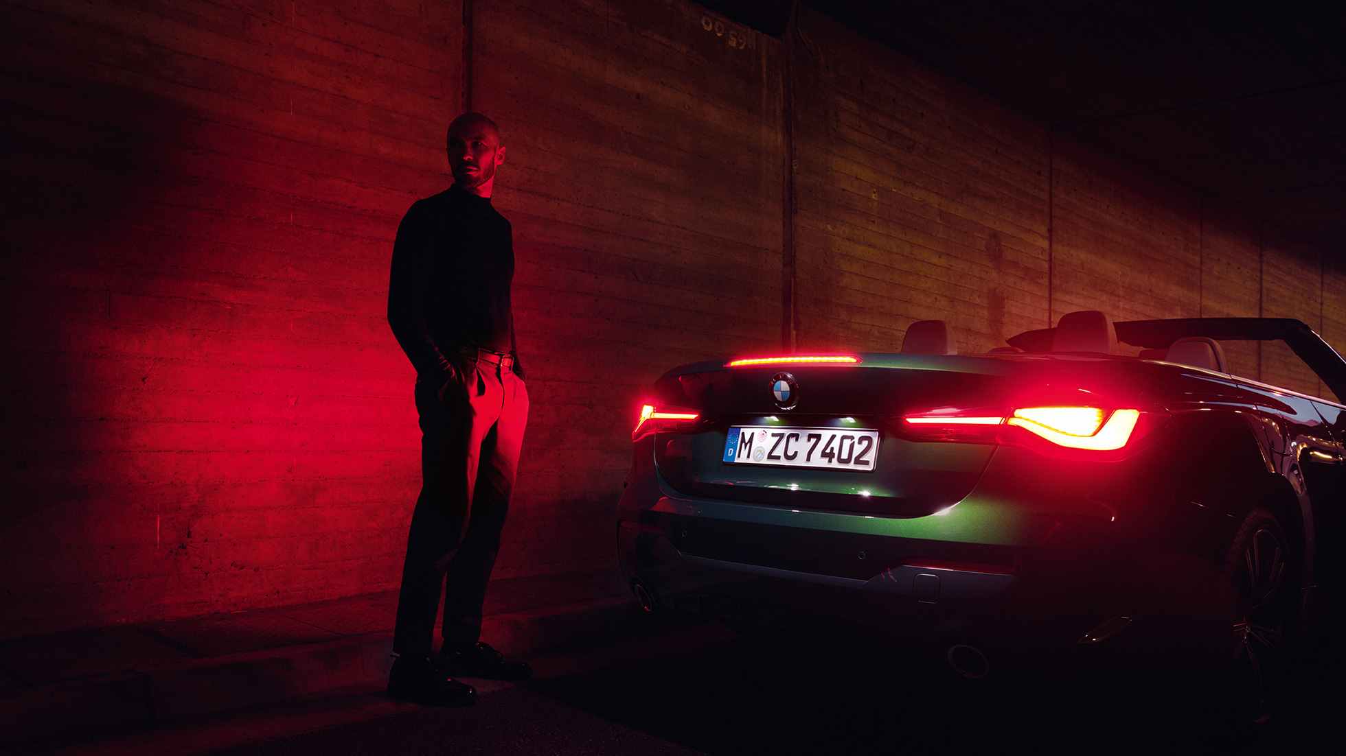ソフトトップを開いたサイド・ビュー BMW 4シリーズ カブリオレ G23 2020 BMW 4シリーズ カブリオレ G23 2020 サンレモ・グリーン・メタリック、ソフトトップを開いた斜めからのフロント・ビュー