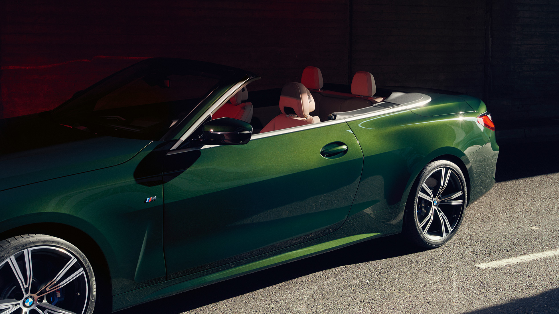 BMW 4シリーズ カブリオレ G23 2020を女性が運転中 BMW 4シリーズ カブリオレ G23 2020を女性が運転中 インテリア