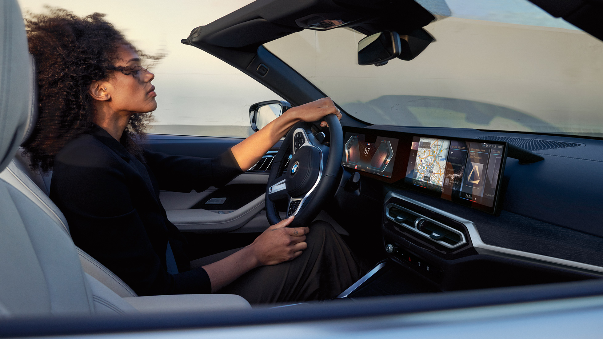 コックピット BMW 4シリーズ カブリオレ G23 BMW 4シリーズ カブリオレ G23 2020、ステアリング・ホイールとインスツルメント・パネル、コントロール・ディスプレイのあるインテリア