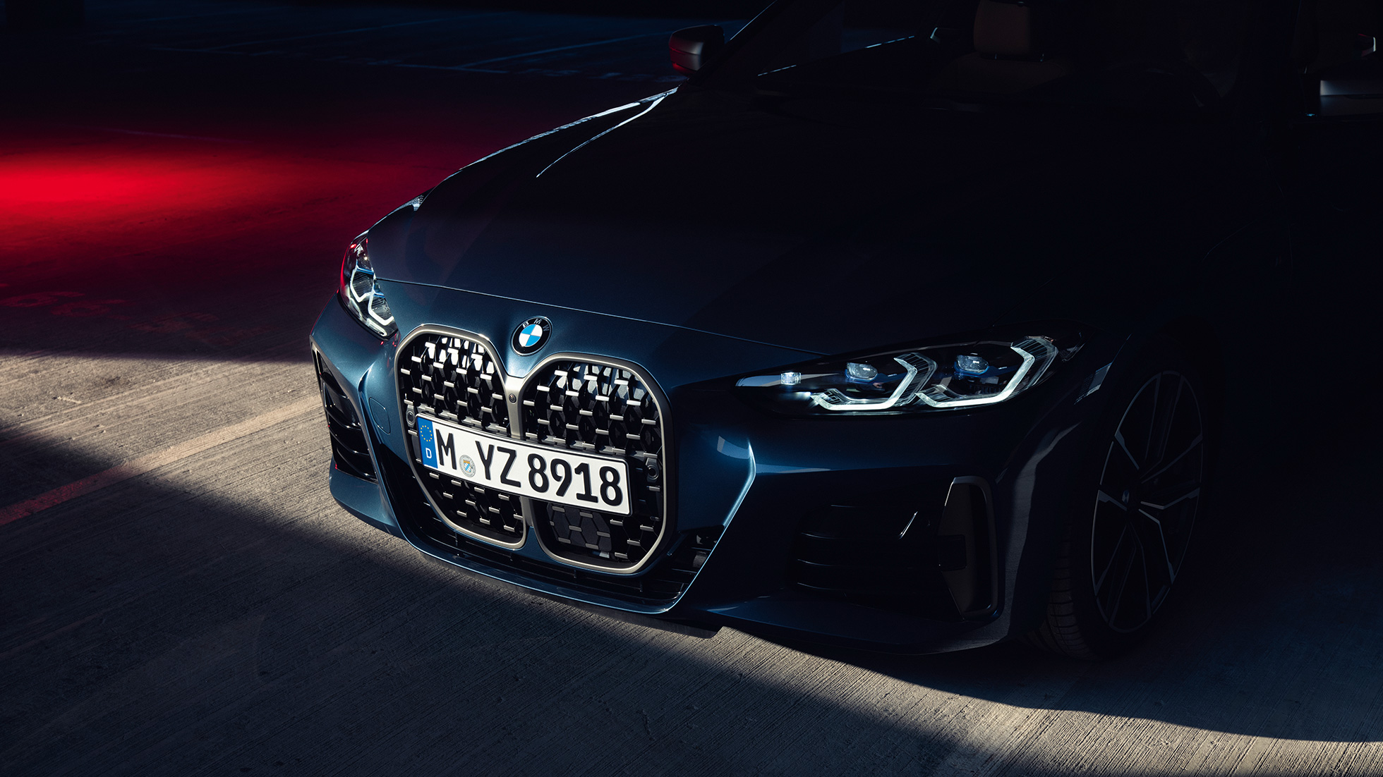 BMW 4シリーズ クーペ G22 2020のダブル・キドニーのフロント・ビュー BMW 4シリーズ クーペ G22 2020 アークティック・レース・ブルー・メタリック、ダブル・キドニーをクローズアップしたフロント・ビュー