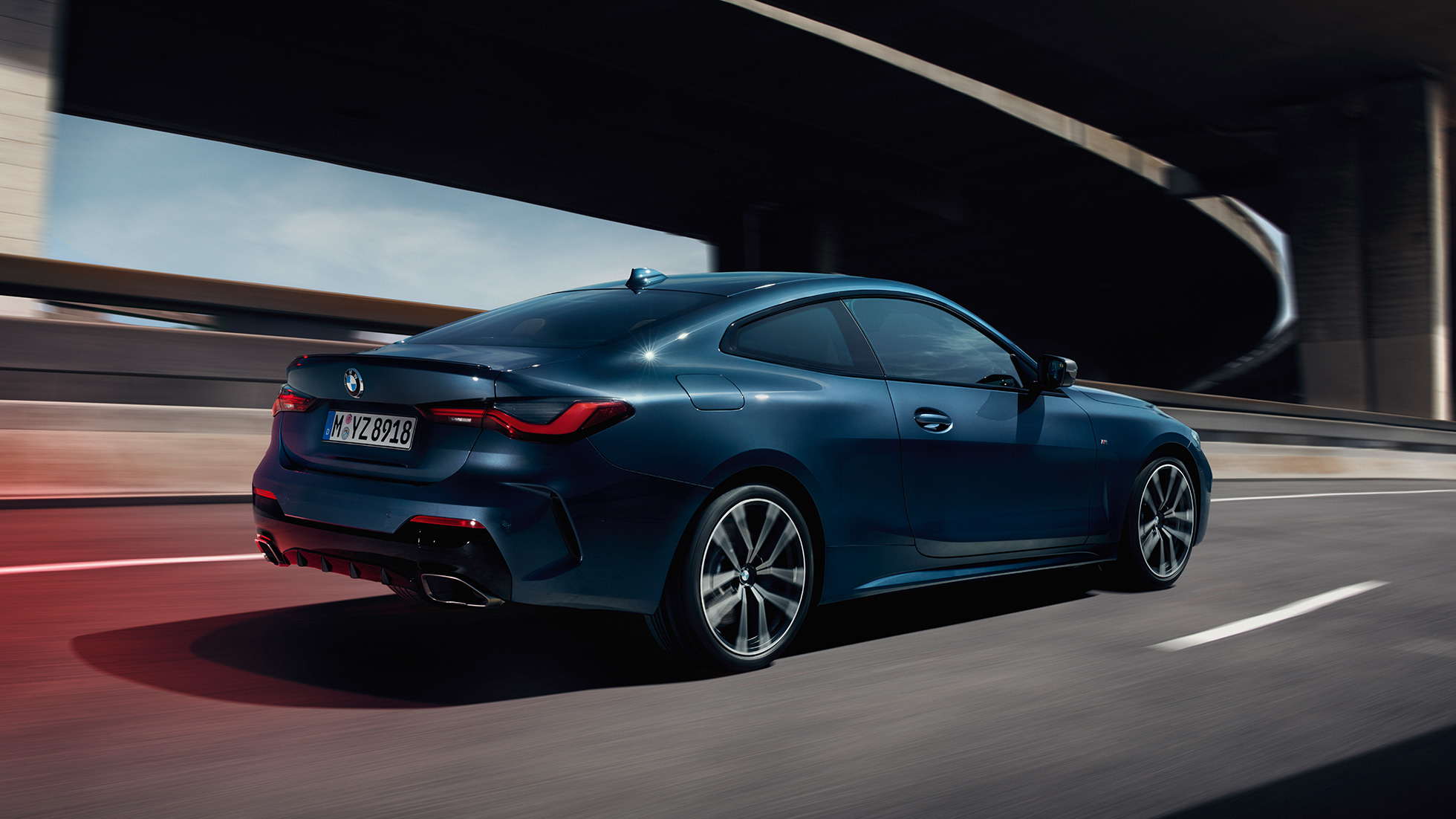 BMW 4シリーズ・クーペ G22 2020の斜めからのサイド・ビュー BMW 4シリーズ・クーペ G22 2020 アークティック・レース・ブルー・メタリック、走行中の斜めからのサイド・ビュー