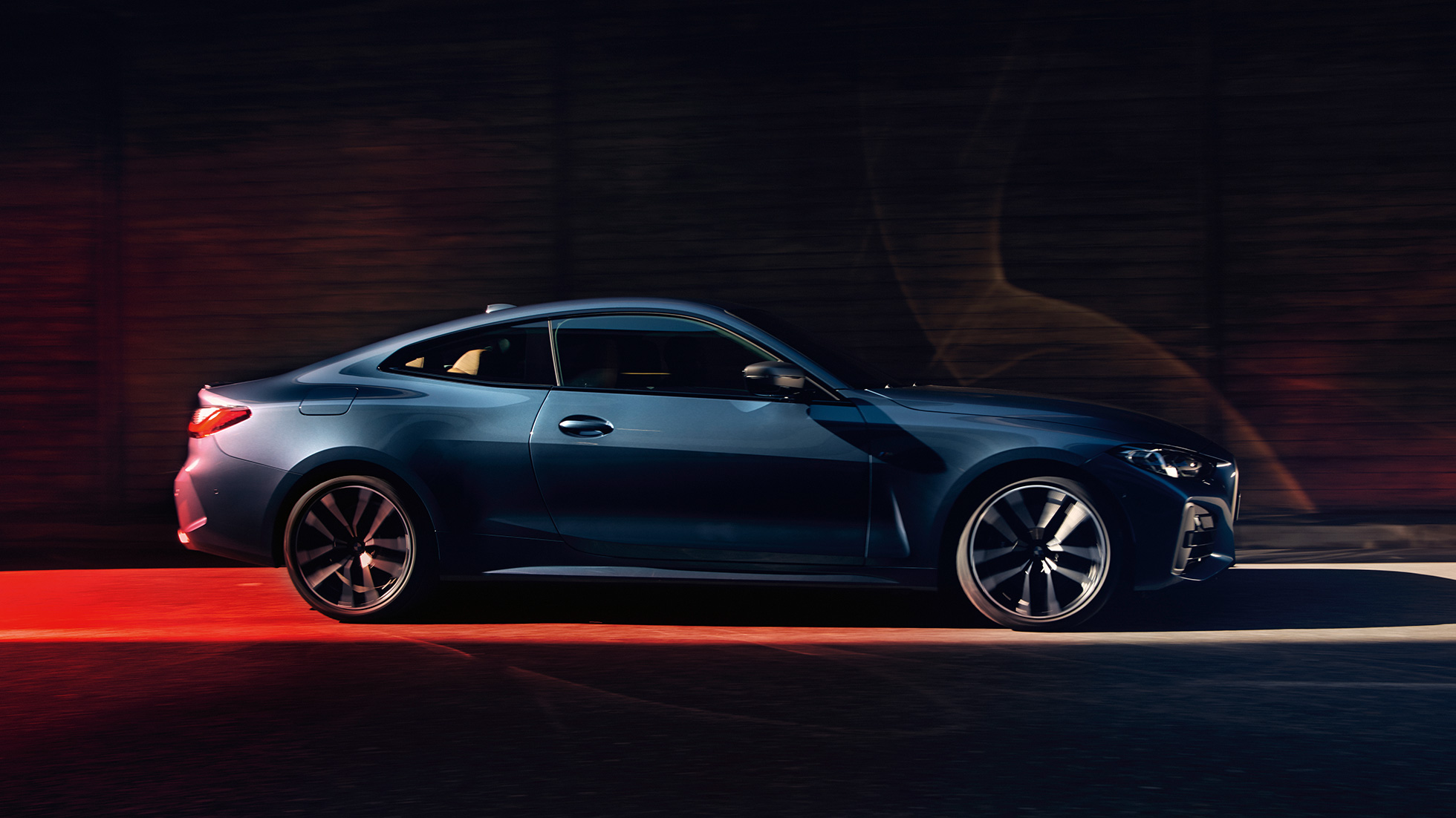 BMW 4シリーズ・クーペ G22 2020のサイド・ビュー BMW 4シリーズ・クーペ G22 2020 アークティック・レース・ブルー・メタリック、走行中のサイド・ビュー