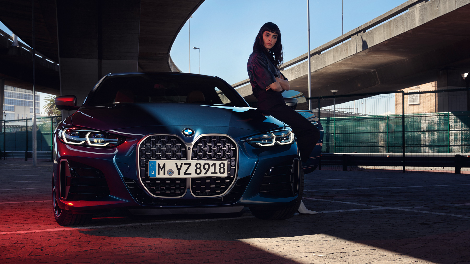 ダブル・キドニー・フロント・ライトが含まれるBMW 4シリーズ・クーペ G22 2020のフロント・ビュー ダブル・キドニー・フロント・ライトおよびモデルが含まれるBMW 4シリーズ・クーペ G22 2020 アークティック・レース・ブルー・メタリックのフロント・ビュー