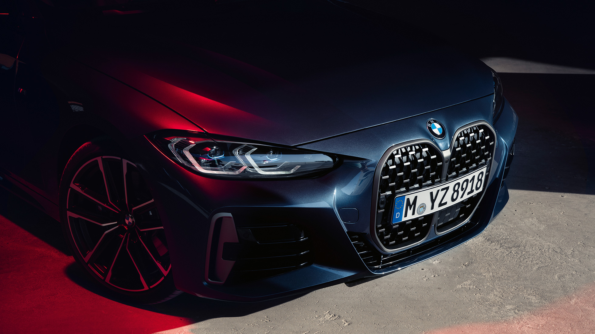 BMW 4シリーズ・クーペ G22 2020のBMWダブル・キドニーの斜めからのフロント・ビュー BMW 4シリーズ・クーペ G22 2020 アークティック・レース・ブルー・メタリックの斜めからのフロント・ビュー、BMWダブル・キドニー