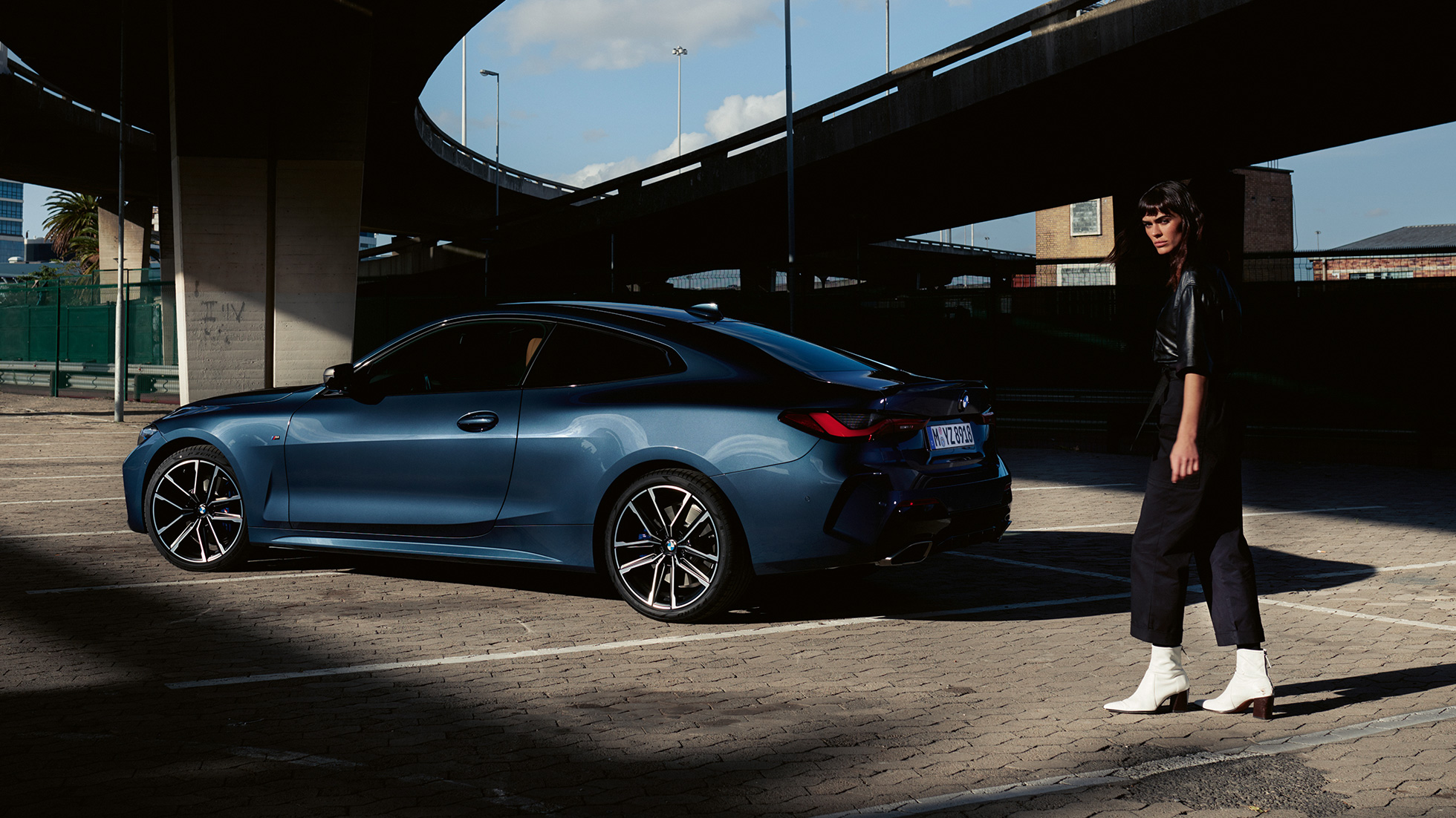 BMW 4シリーズ・クーペG22 2020 流れるようなルーフ・ラインのサイド・ビュー BMW 4シリーズ・クーペ G22 2020 アークティック・レース・ブルー・メタリック、流れるようなルーフ・ラインのサイド・ビュー