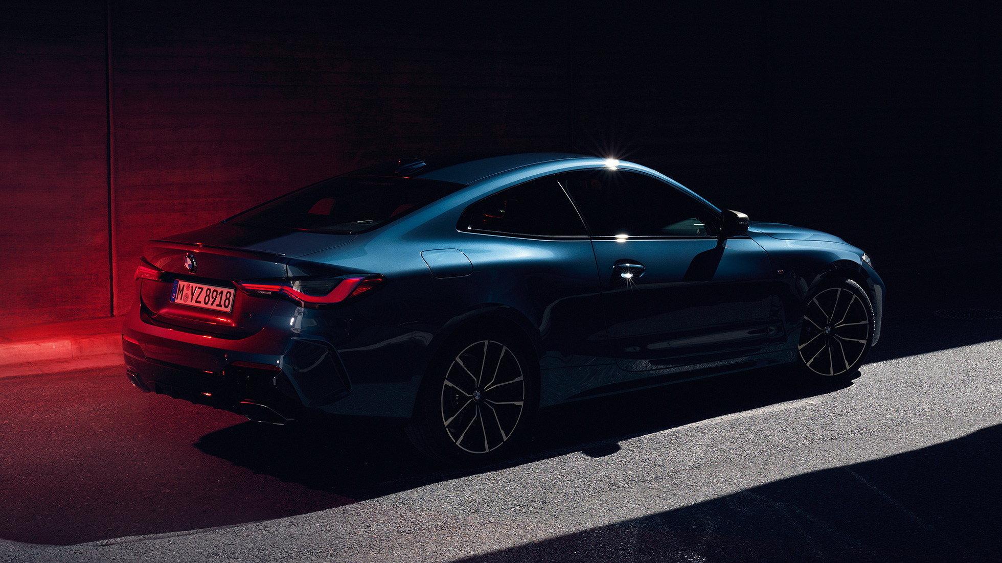 BMW 4シリーズ・クーペ G22のホフマイスター・キンク付きショルダーの斜めからのリヤ・ビュー BMW 4シリーズ・クーペ G22 2020 アークティック・レース・ブルー・メタリックの斜めからのリヤ・ビュー、ホフマイスター・キンク付きショルダー
