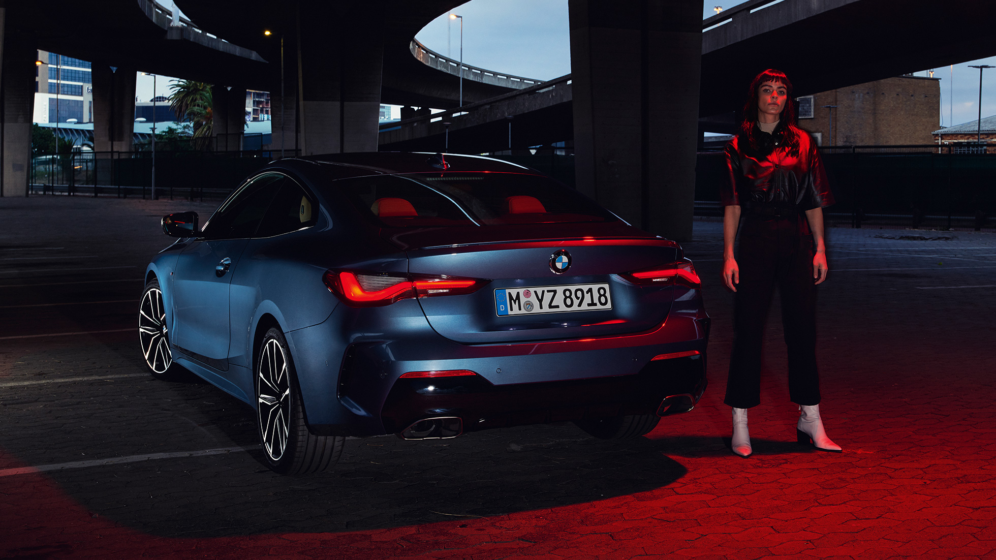 BMW 4シリーズ・クーペ G22 リヤ・ライトのリヤ・ビュー BMW 4シリーズ・クーペ G22 2020 アークティック・レース・ブルー・メタリックのリヤ・ビュー、リヤ・ライト