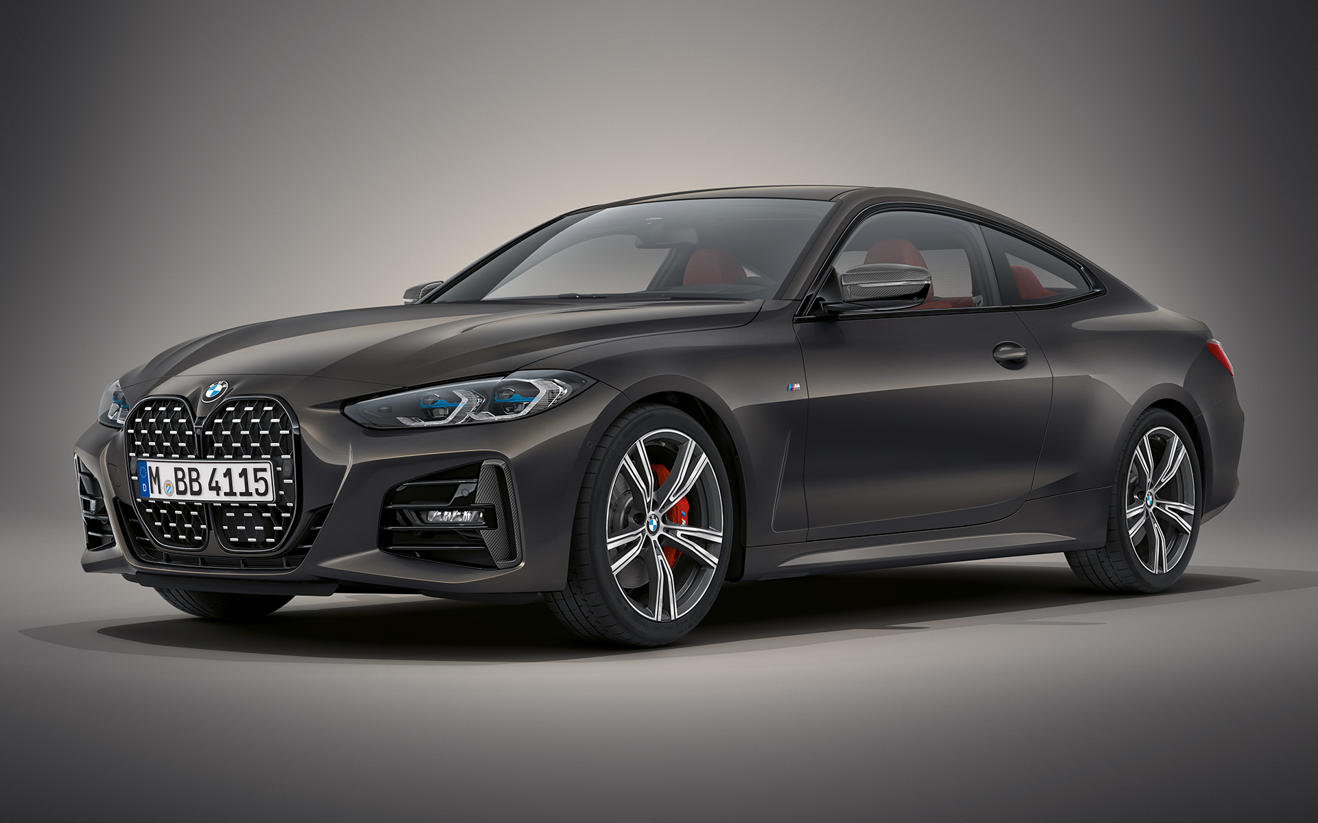 BMW Individual ドラバイト・グレー・メタリック、BMW 4シリーズ・クーペ G22 2020 BMW 4シリーズ・クーペIndividual ドラバイト・グレー・メタリックG22 2020、斜めからのフロント・ビュー、立っているモデルと共に