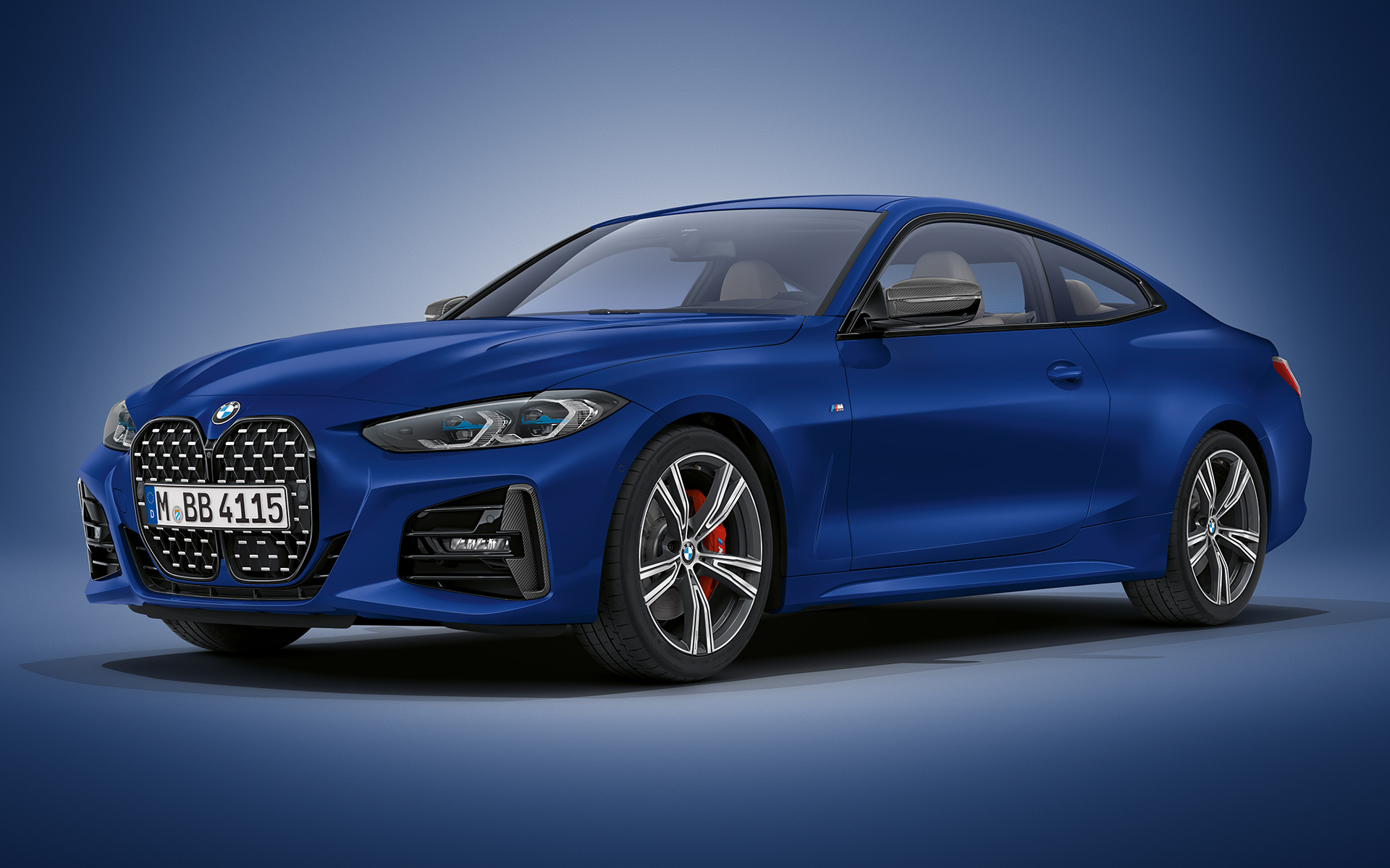 BMW Individual フローズン・ポルティマオ・ブルー・メタリック、BMW 4シリーズ・クーペ G22 2020 BMW 4シリーズ・クーペ Individual フローズン・ポルティマオ・ブルー・メタリック G22 2020、斜めからのフロント・ビュー、立っているモデルと共に