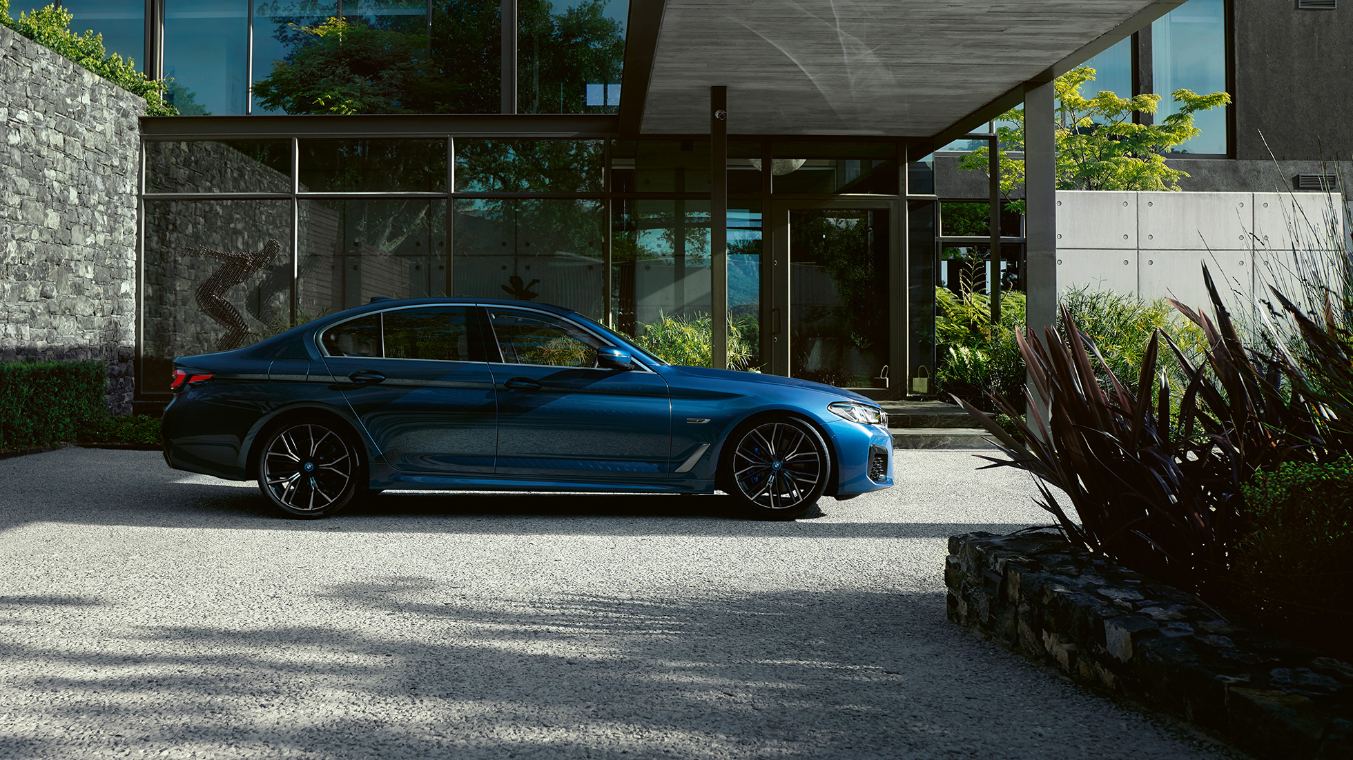 BMW 5シリーズ セダンG30のエクステリア BMW 5シリーズ セダン G30Facelift2020Phytonic Blue Side ビュー駐車