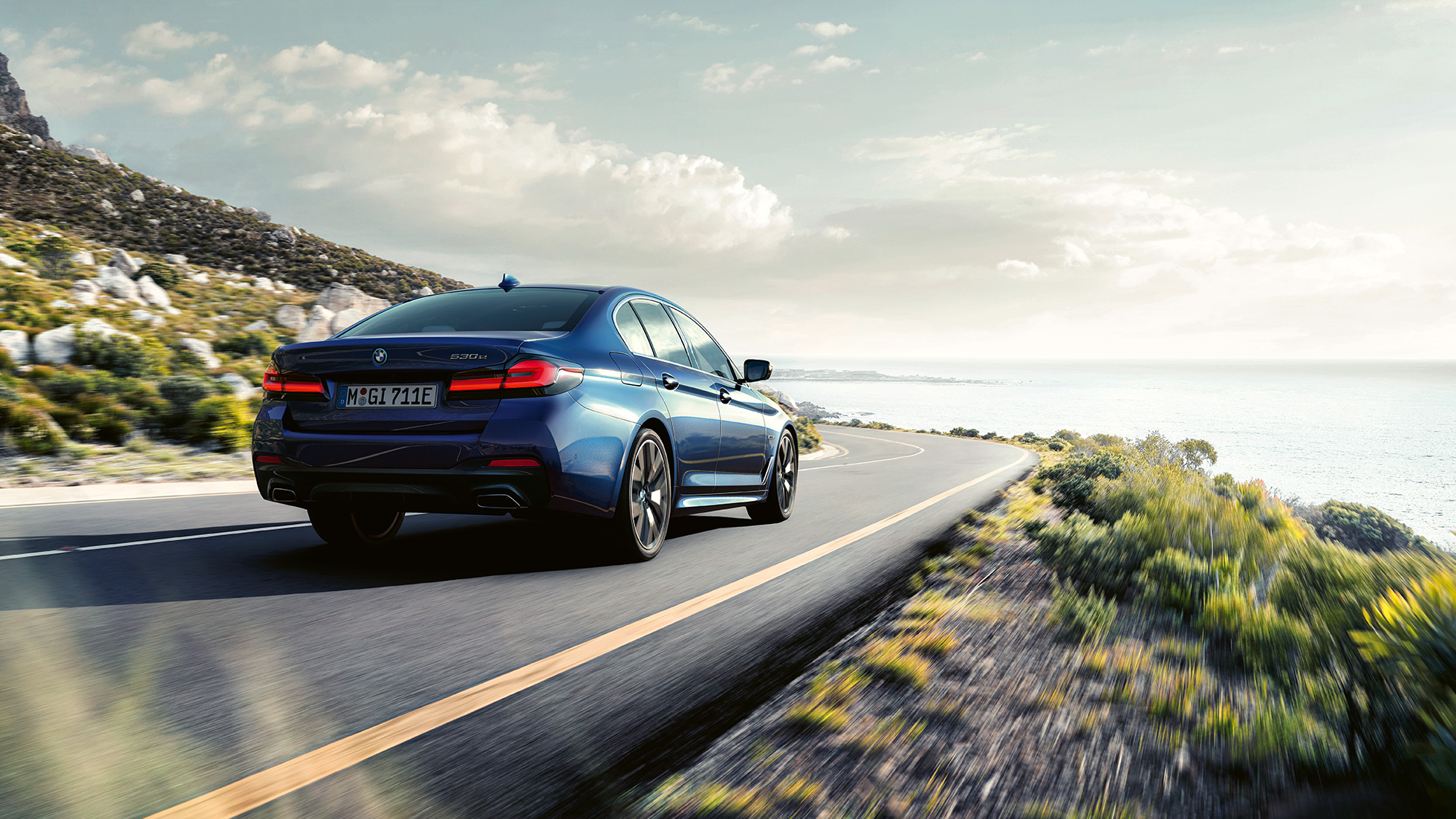 ドライバー・ダイナミクスBMW5シリーズセダンG30 駆動ダイナミクスBMW5シリーズセダンG30Phytonic Blue3Quarter BackViewドライブ