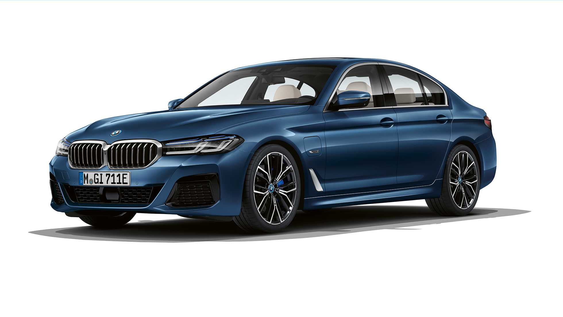 BMW5シリーズセダンG30プラグインハイブリッドMスポーツパッケージフロント BMW5シリーズセダン520D xDrive G30 2020Mスポーツパッケージin Alpine White3quarter frontビュー