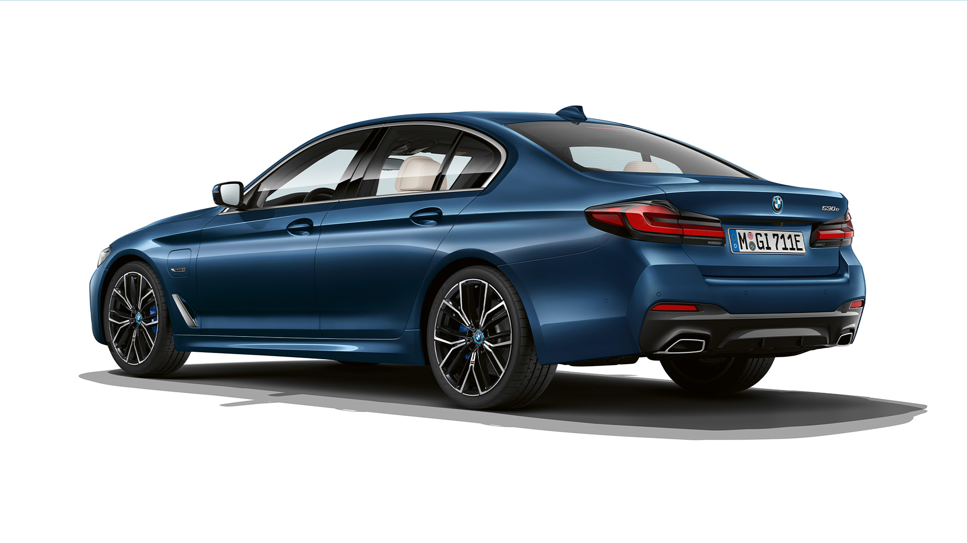 BMW5シリーズセダンG30プラグインハイブリッドMスポーツパッケージリア BMW5シリーズセダン520D xDrive G30 2020Mスポーツパッケージin Alpine White3quarter backview