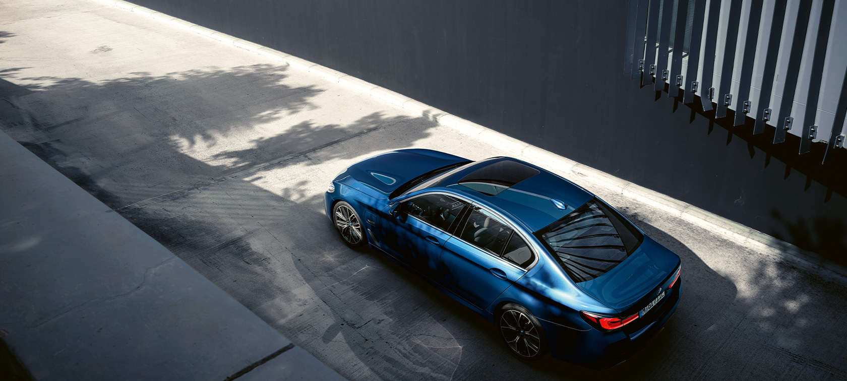 BMW5シリーズセダン ハイブリッド G30 PHEV スタンディング BMW5シリーズセダンハイブリッド G30 PHEV フェイスリフト2020Phytonic Blue bird eyeビュースタンディング