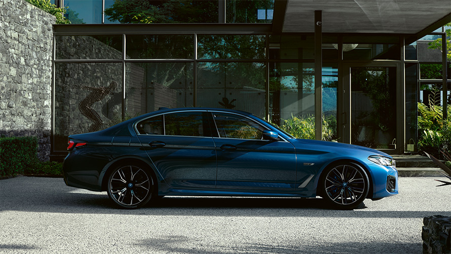 BMW 5シリーズ セダンG30のエクステリア BMW 5シリーズ セダン G30Facelift2020Phytonic Blue Side ビュー駐車