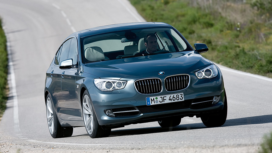 BMW 5シリーズ グランツーリスモ(F07) 斜めからのフロント・ビュー 走行中 BMW 5シリーズ グランツーリスモ(F07) 斜めからのフロント・ビュー 走行中