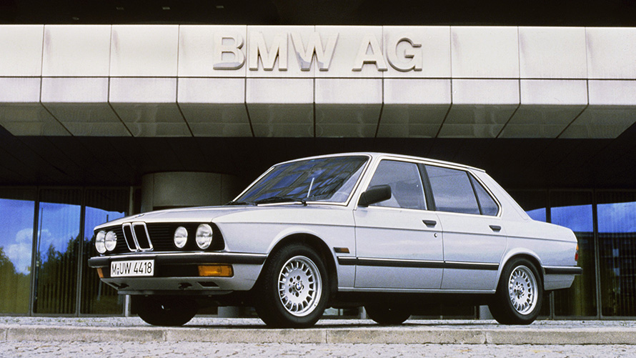 BMW 5シリーズ セダン(E28) 斜めからのサイド・ビュー 停車中 BMW 5シリーズ セダン(E28) 斜めからのサイド・ビュー 停車中