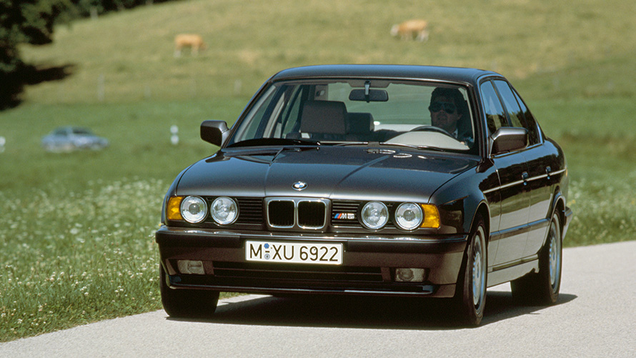 BMW M セダン(E34) 斜めからのフロント・ビュー 走行中 BMW M セダン(E34) 斜めからのフロント・ビュー 走行中