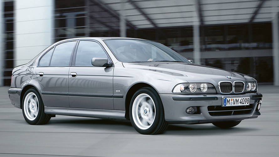BMW 5 シリーズ セダン(E39) 斜めからのサイドビュー 走行中 BMW 5 シリーズ セダン(E39) 斜めからのサイドビュー 走行中