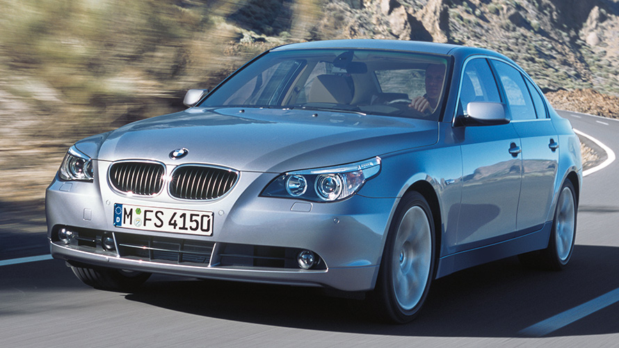 BMW 5シリーズ セダン(E60) 斜めからのフロント・ビュー 走行中 BMW 5シリーズ セダン(E60) 斜めからのフロント・ビュー 走行中