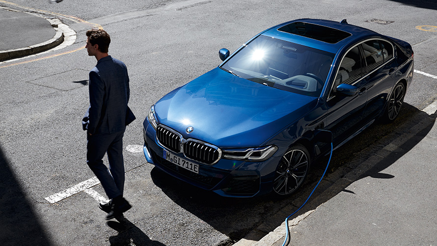 BMW 530e セダン(G30)斜めからのフロント・ビュー 充電中 BMW 530e セダン(G30)斜めからのフロント・ビュー 充電中