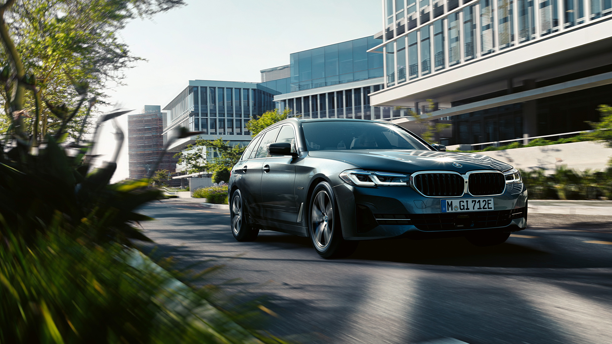 BMW 5ツーリングG31外部 BMW 5シリーズ ツーリングG31フェイスリフト2020Sophistoグレー3Quarter Front view drive in city