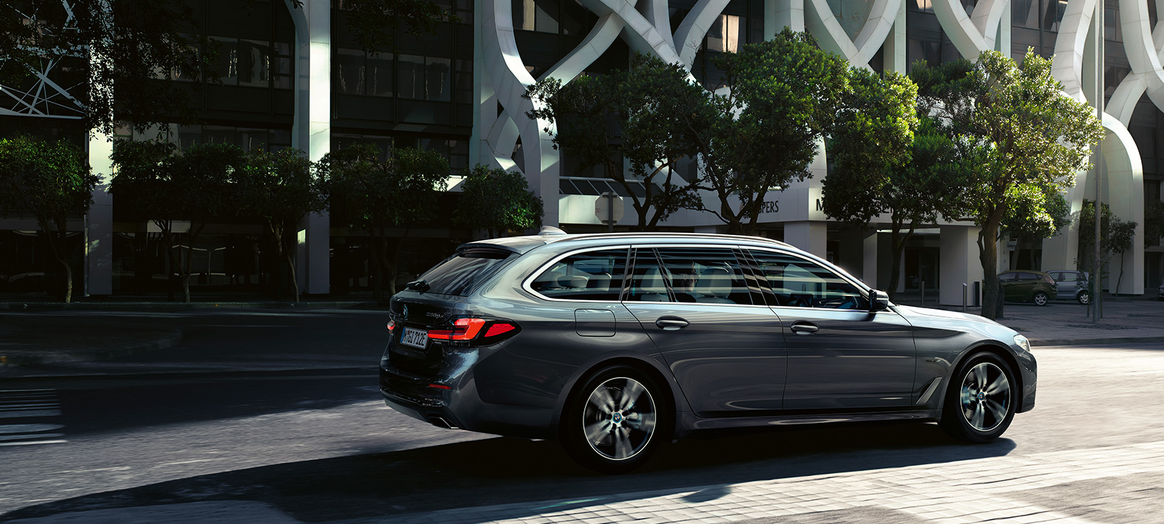 BMW 5シリーズ ツーリングG31 BMW 5シリーズ ツーリングG31面リフト2020Sophistoグレー側面ビュー